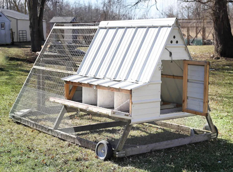 External Nesting Box - A frame chicken coop plans
